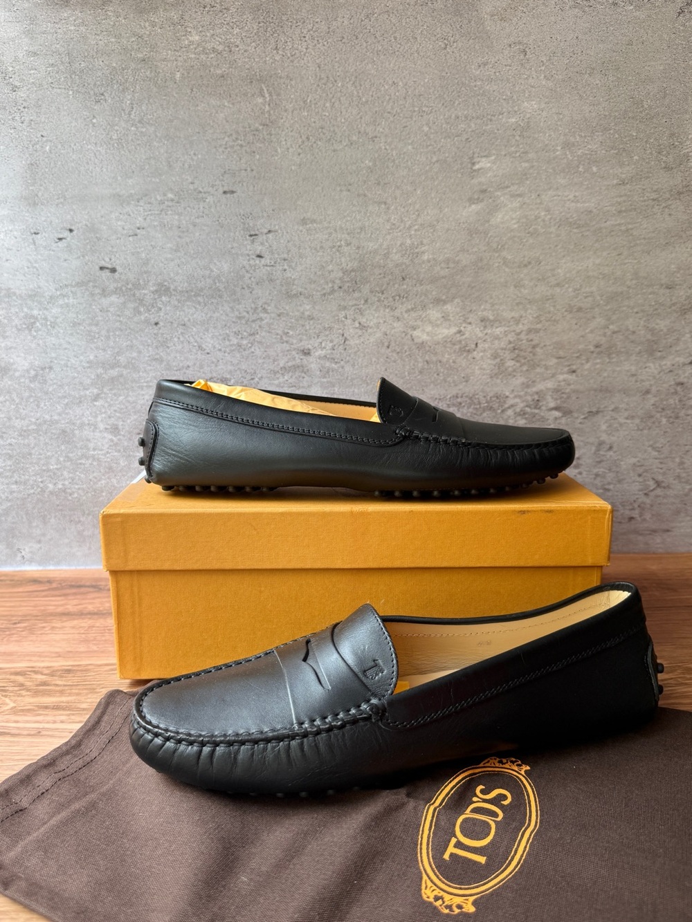 Tod's Women's Black Gommino Leather Driving Loafers - Classic & Timeless BNIB